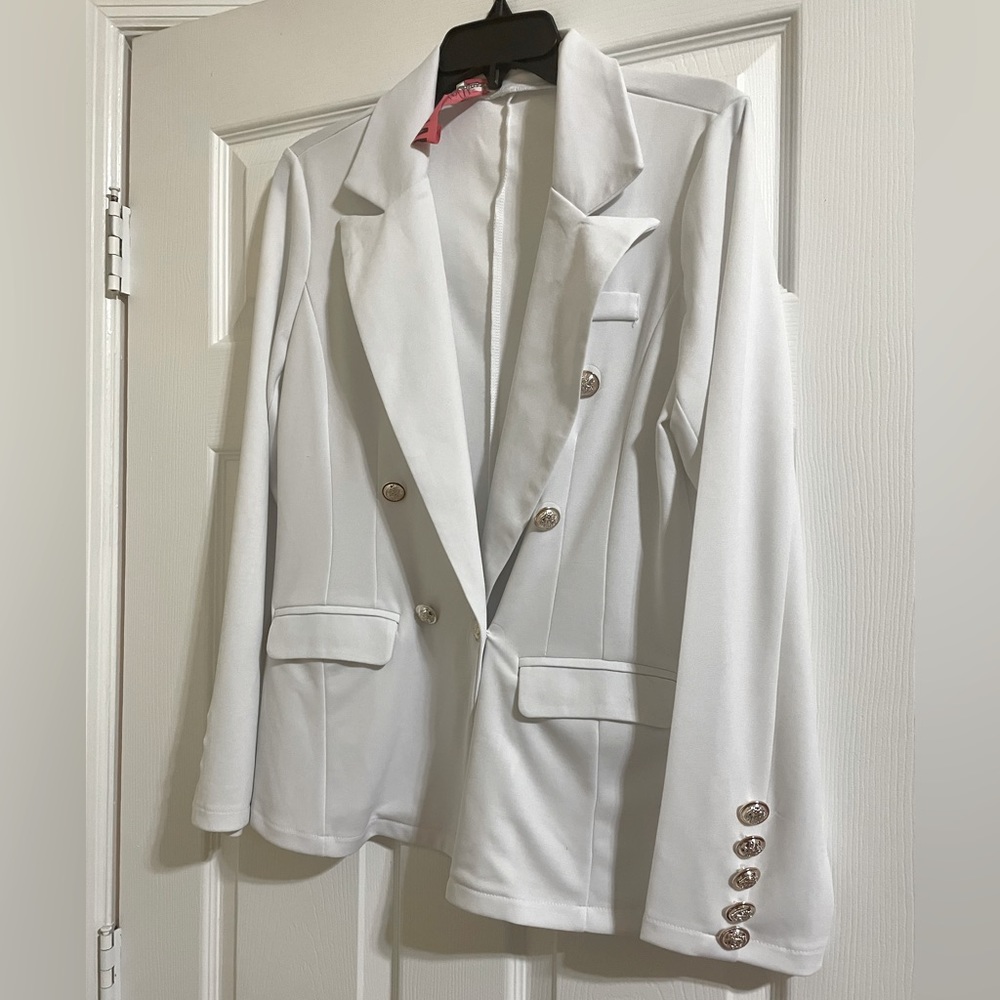 YOCLUBWEAR Preowned White Blazer Gold buttons